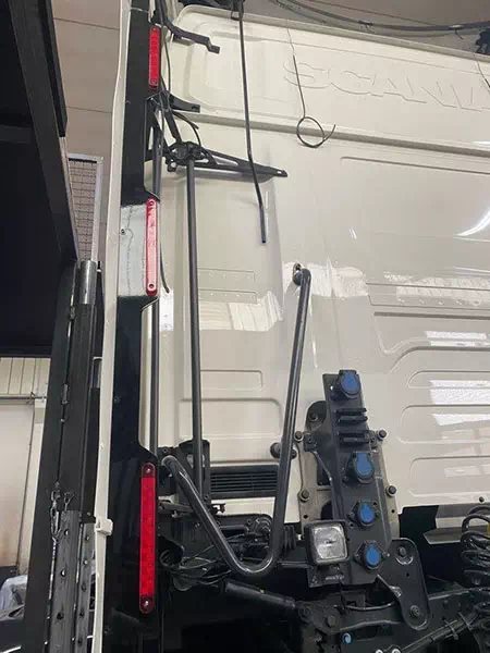 Connessioni-elettriche-scania-per-impianto-luci-personalizzato