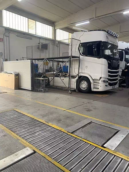 Camion bianco in officina durante la fase di allestimento