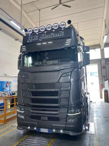 camion-scania-allestimento-luci