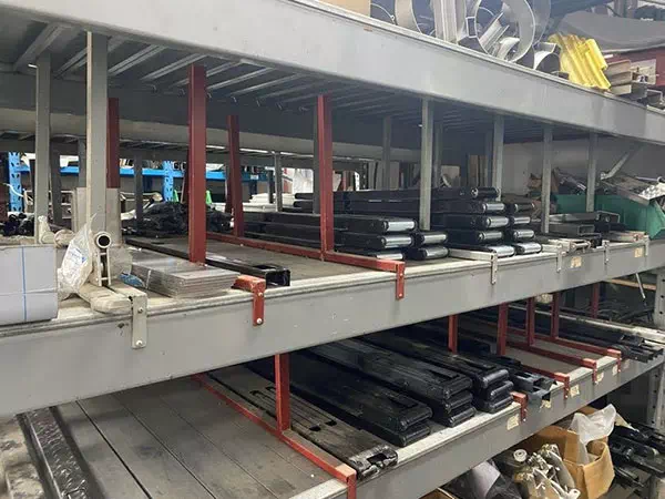Componenti metallici stoccati su scaffale in carrozzeria industriale
