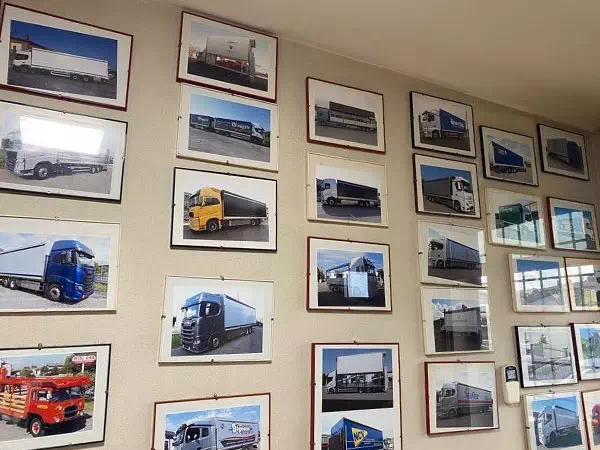 Foto storiche di allestimenti eseguiti su autocarri e veicoli industriali nella carrozzeria Mini-Car di Spilamberto