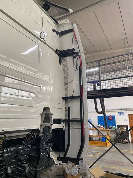 installazione-luci-posteriori-scania-officina