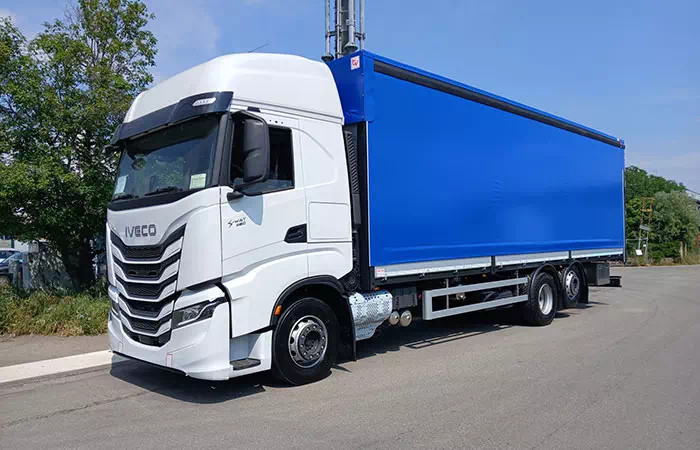 Iveco S-Way bianco con cassone coperto da telo blu