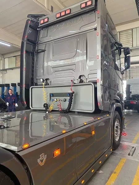 posteriore-camion-scania-cabina-attrezzata-con-impianto-luci-personalizzato