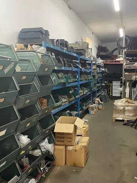 Scaffali con componenti per carrozzeria industriale in magazzino