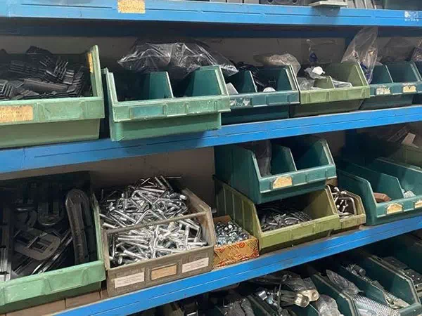 Minuteria, viti e bulloni ordinati in scaffalature per la riparazione di veicoli industriali