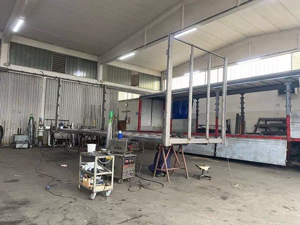 Telaio di un camion in officina durante la preparazione dell’allestimento