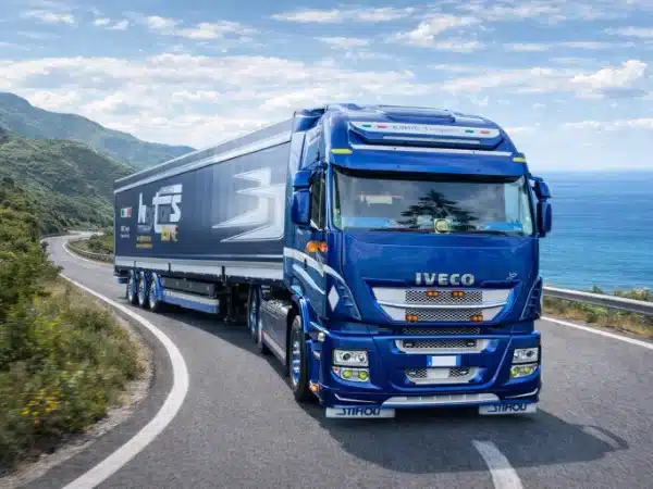 personalizzazione-autocarro-iveco-blu-metallizzato